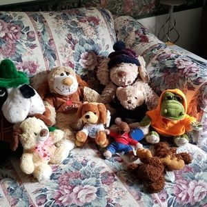 AROUND THE WORLD. Lot of Stuffed Animals of Various Places Traveled
